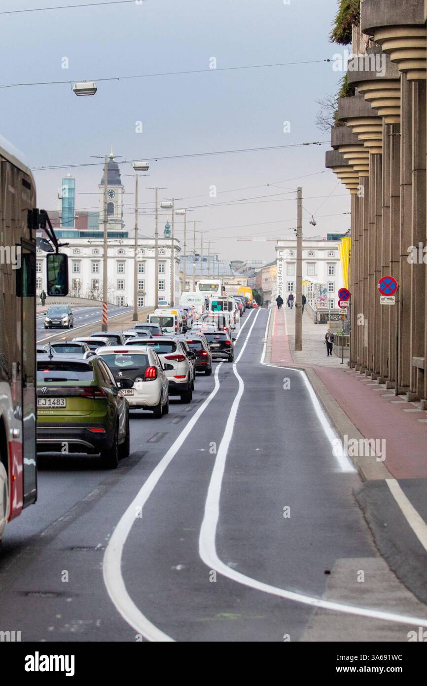 Linz, Verkehr 25.03.2025, LINZ, AUT, im Bild Themenbild, Verkehr, Stau ...