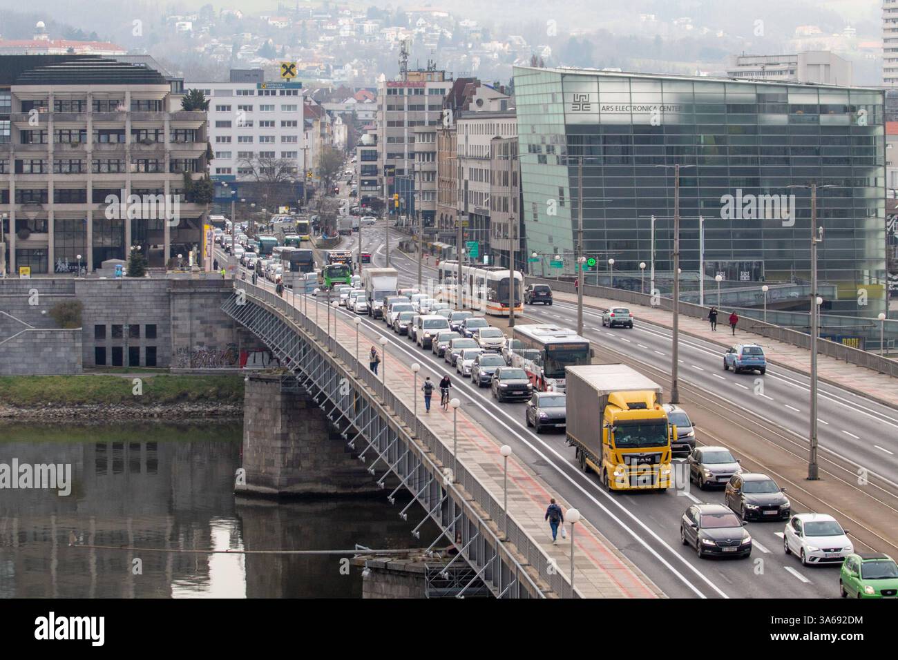 Linz, Verkehr 25.03.2025, LINZ, AUT, im Bild Themenbild, Verkehr, Stau ...