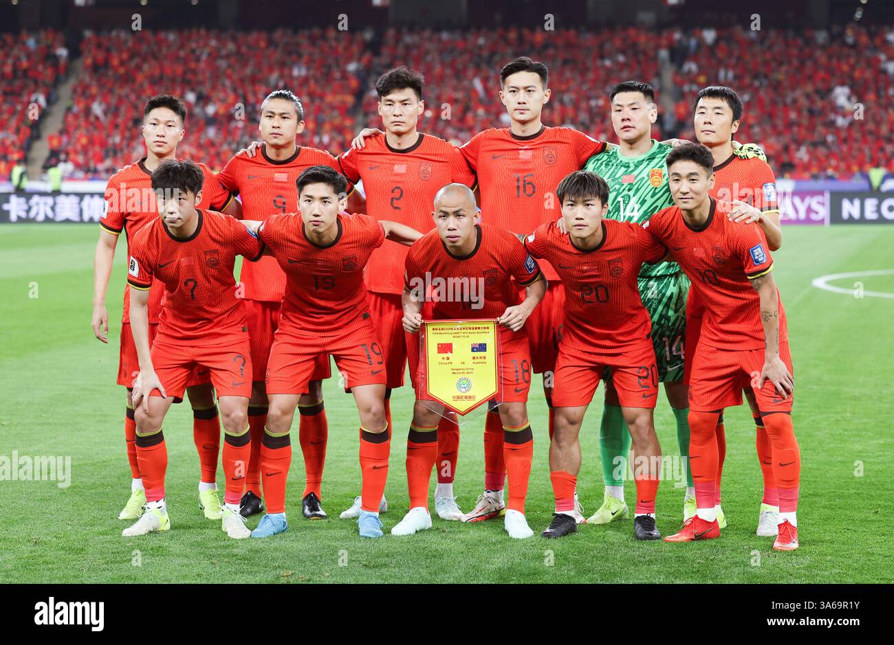 (250325) -- HANGZHOU, March 25, 2025 (Xinhua) -- Starting players of