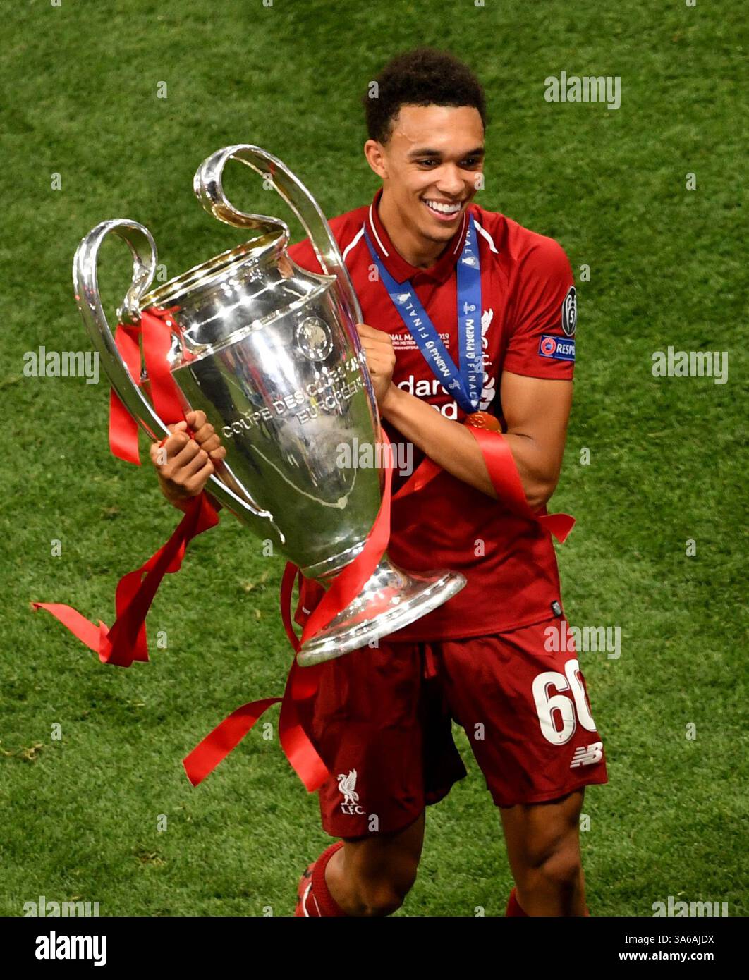 即日発送 2019 league champions Liverpool trophy stock hi-res 記念グッズ