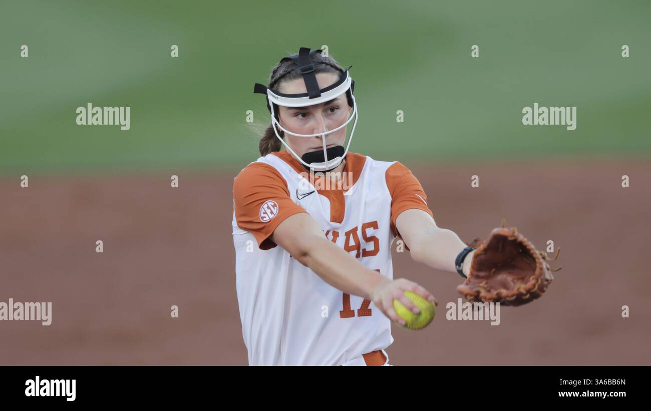 Texas pitcher Teagan Kavan throws against Baylor during an NCAA ...