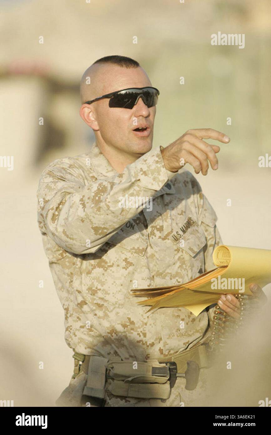 Sep 17, 2004; Camp Taqaddum, Iraq; Gunnery Sgt. SCOTT D. ORTON, a Reserve Marine and convoy commander with the 1st Force Service Support Group's 6th Motor Transport Battalion at Camp Taqaddum, Iraq, gives a pre-convoy brief Sept. 17, 2004. Many Reserve Marines have been activated to relieve active duty forces to fill mission-critical job billets in Iraq, especially within the 1st FSSG, such as truck drivers and military policemen. Orton is among nearly 1,000 Reserve Marines serving alongside 4,000 active duty Marines and sailors with the Camp Pendleton, Calif.,-based 1st FSSG in Iraq. Within t Stock Photo