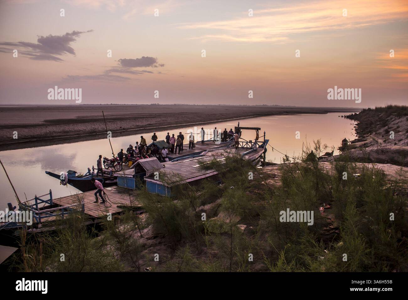 Source of the brahmaputra river hi-res stock photography and images - Alamy