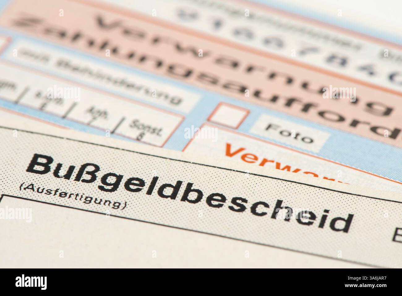 Buseg Bußgeldbescheid Ein Bußgeldbescheid liegt auf einem Zahlschein für ...