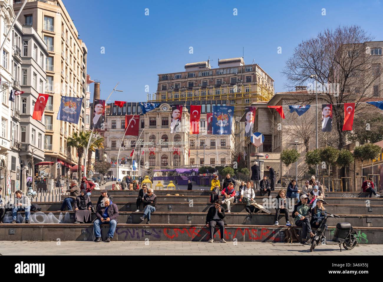 Treppe im Şışhane Park und Metro Station Şışhane, Istanbul, Türkei  |  Şışhane Park stairs and Metro Station in Istanbul, Turkey Stock Photo