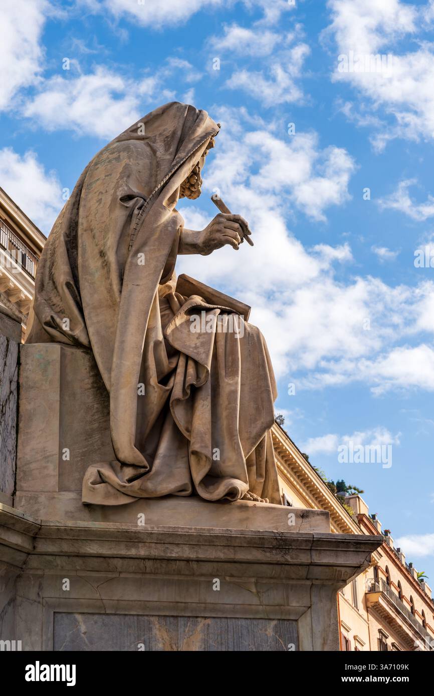 Statue Rome Side View Side view of marble decorative statue situated in Rome´s historic ...
