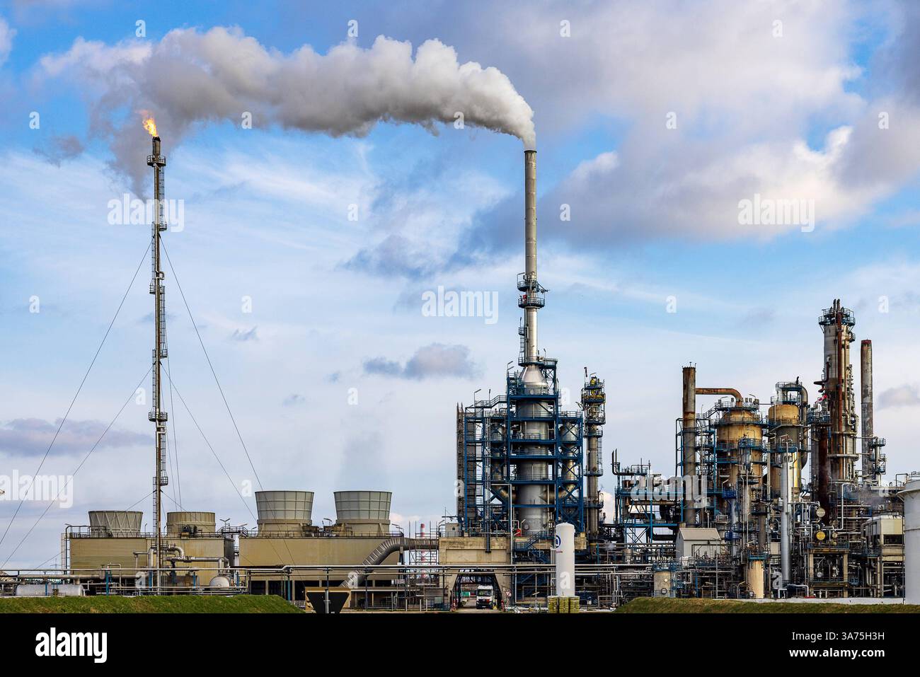 Cooling towers emits white smoke hi-res stock photography and images ...