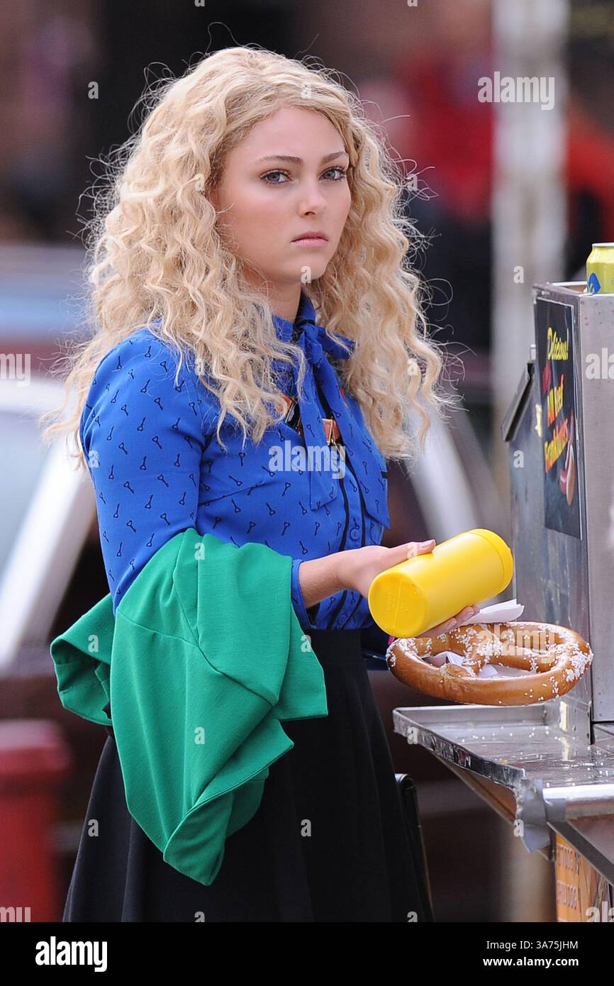 Oct 17 2012 New York NY U S Actress ANNASOPHIA ROBB On The Set oct-17-2012-new-york-ny-u-s-actress-annasophia-robb-on-the-set