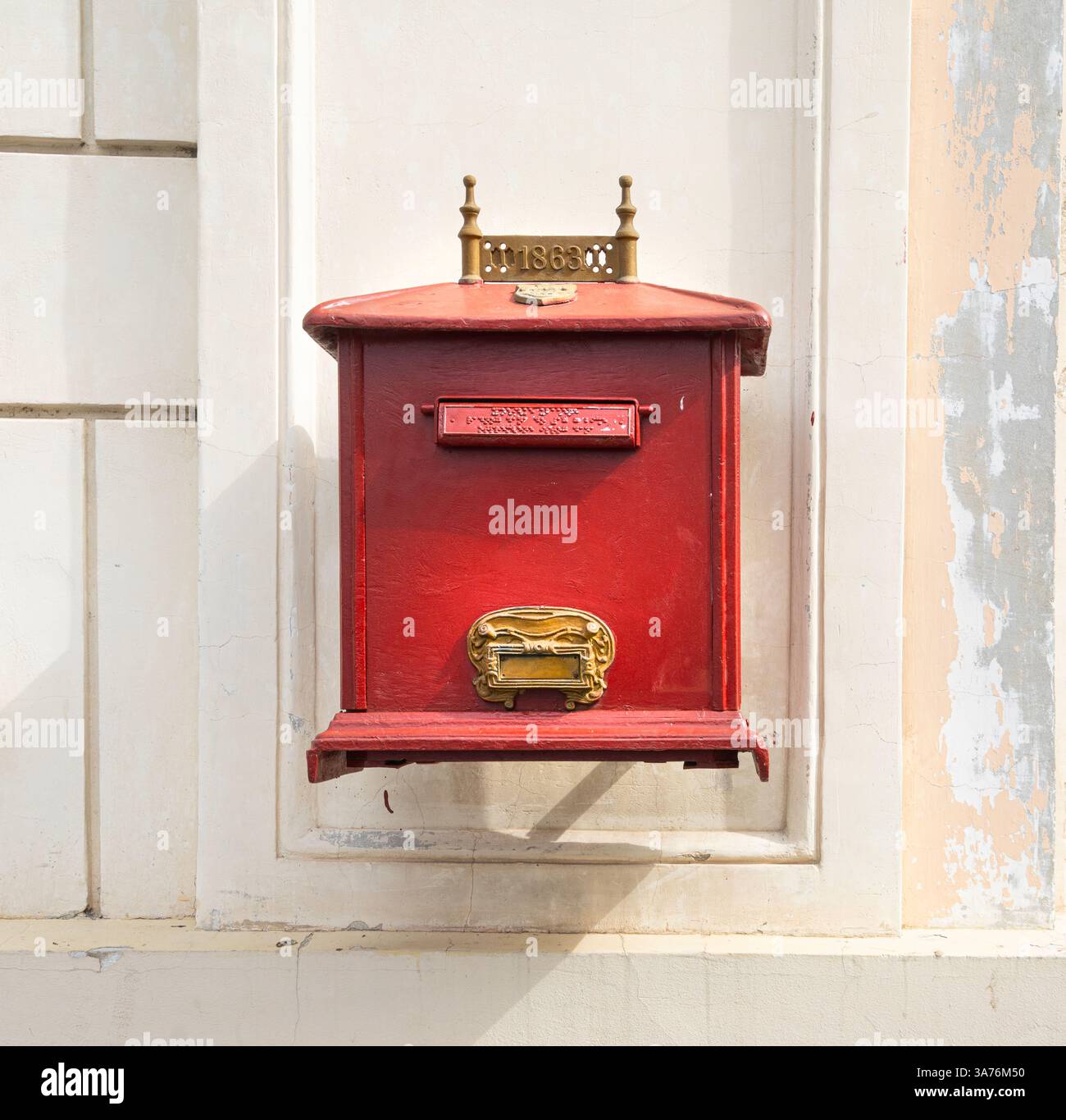 Old fashioned mailbox hi-res stock photography and images