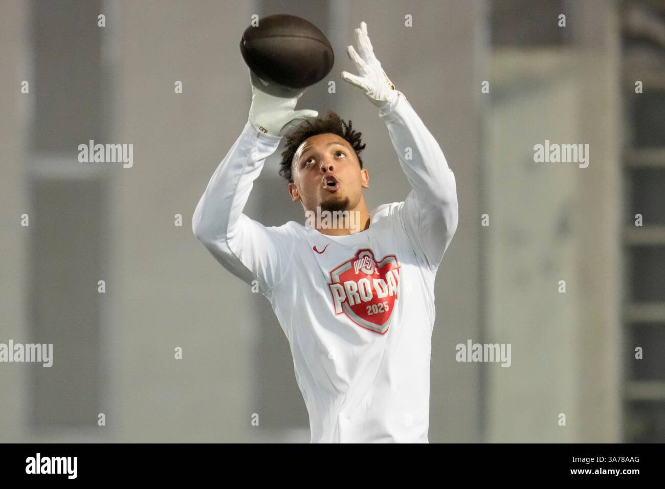 Ohio State wide receiver Brandon Innis catches a pass during the school ...