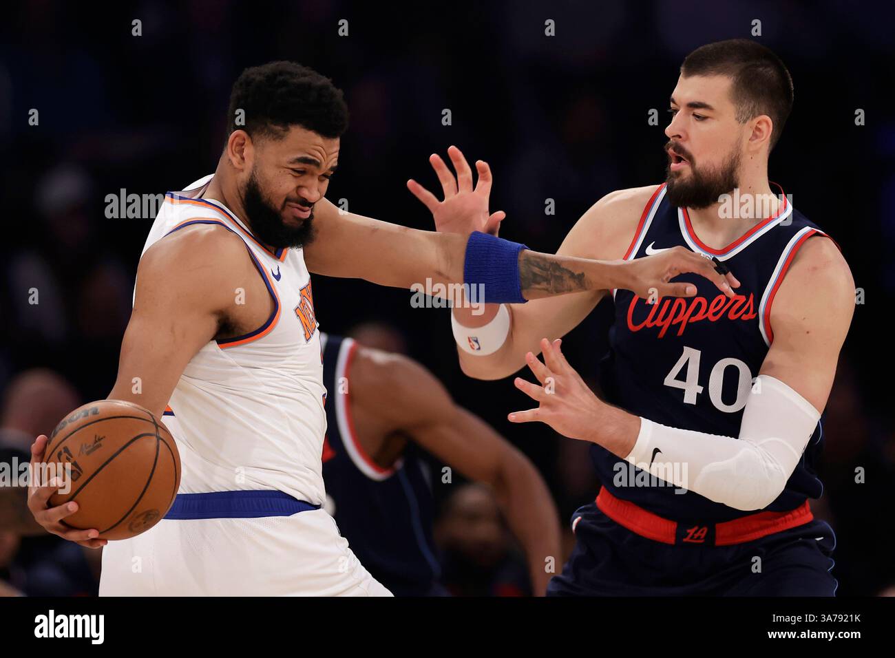 New York Knicks center Karl-Anthony Towns drives into LA Clippers ...