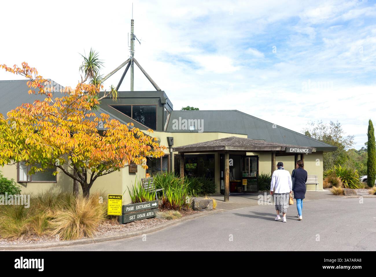 Entrance to Orana Wildlife Park, Mcleans Island Road, Mcleans Island ...