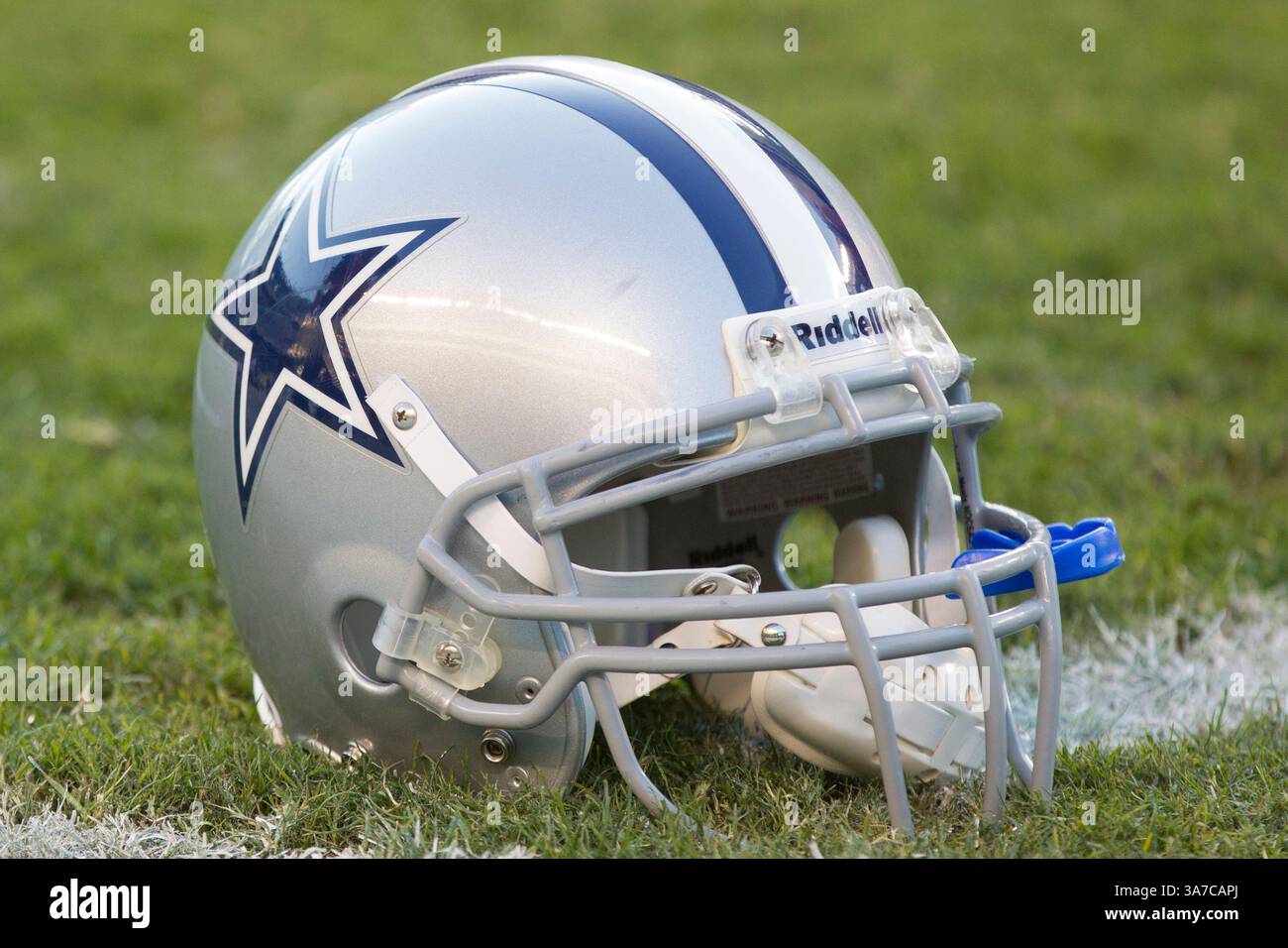 Dallas cowboys helmet hi-res stock photography and images - Alamy, image size:1300x956
