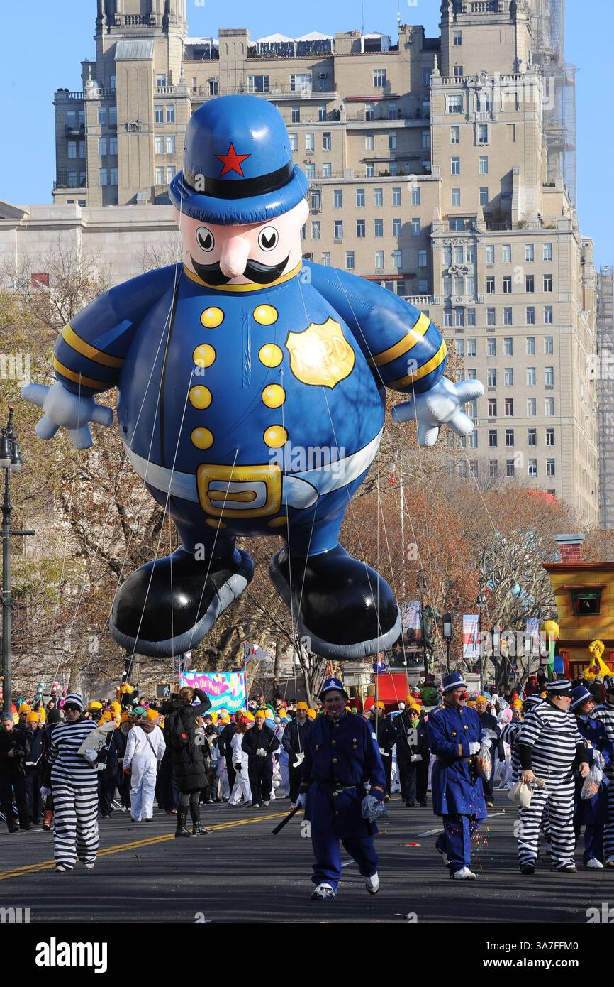 2012 the new york policeman hi-res stock photography and images - Alamy
