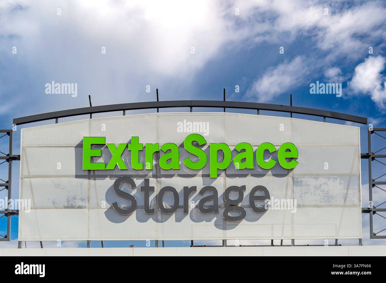 ST. PAUL, MN, USA, MARCH 22, 2025: Extra Space Storage exterior and ...