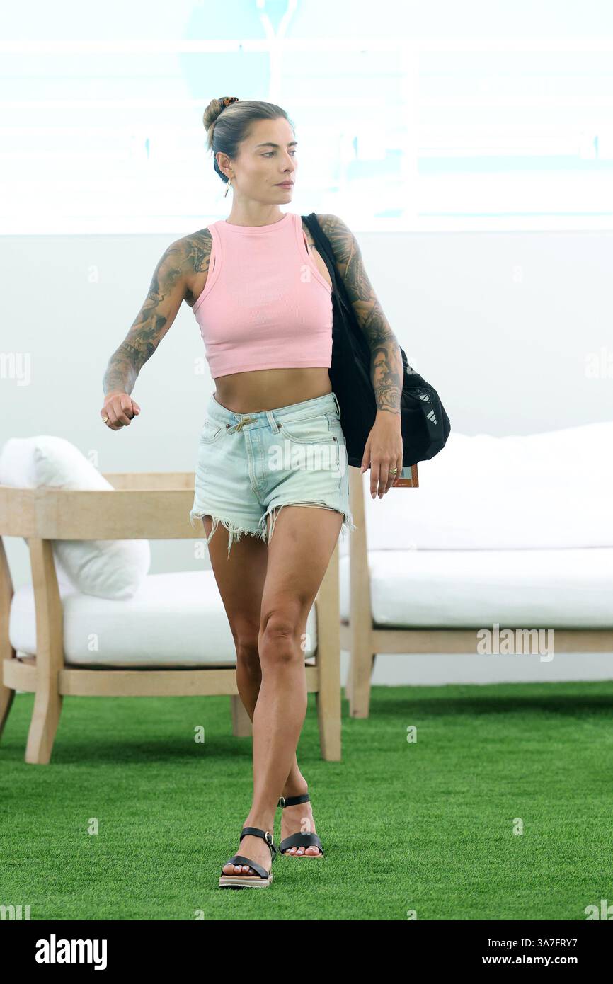 Sophia thomalla hi-res stock photography and images - Page 3 - Alamy, image size:866x1390