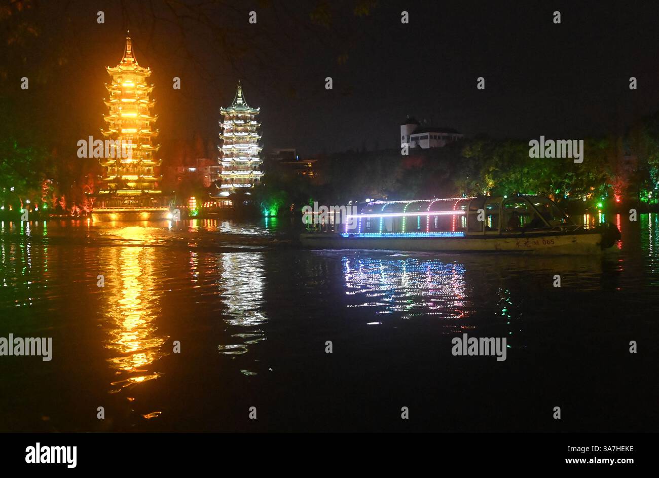 (250327) -- GUILIN, March 27, 2025 (Xinhua) -- Tourists take a boat on ...