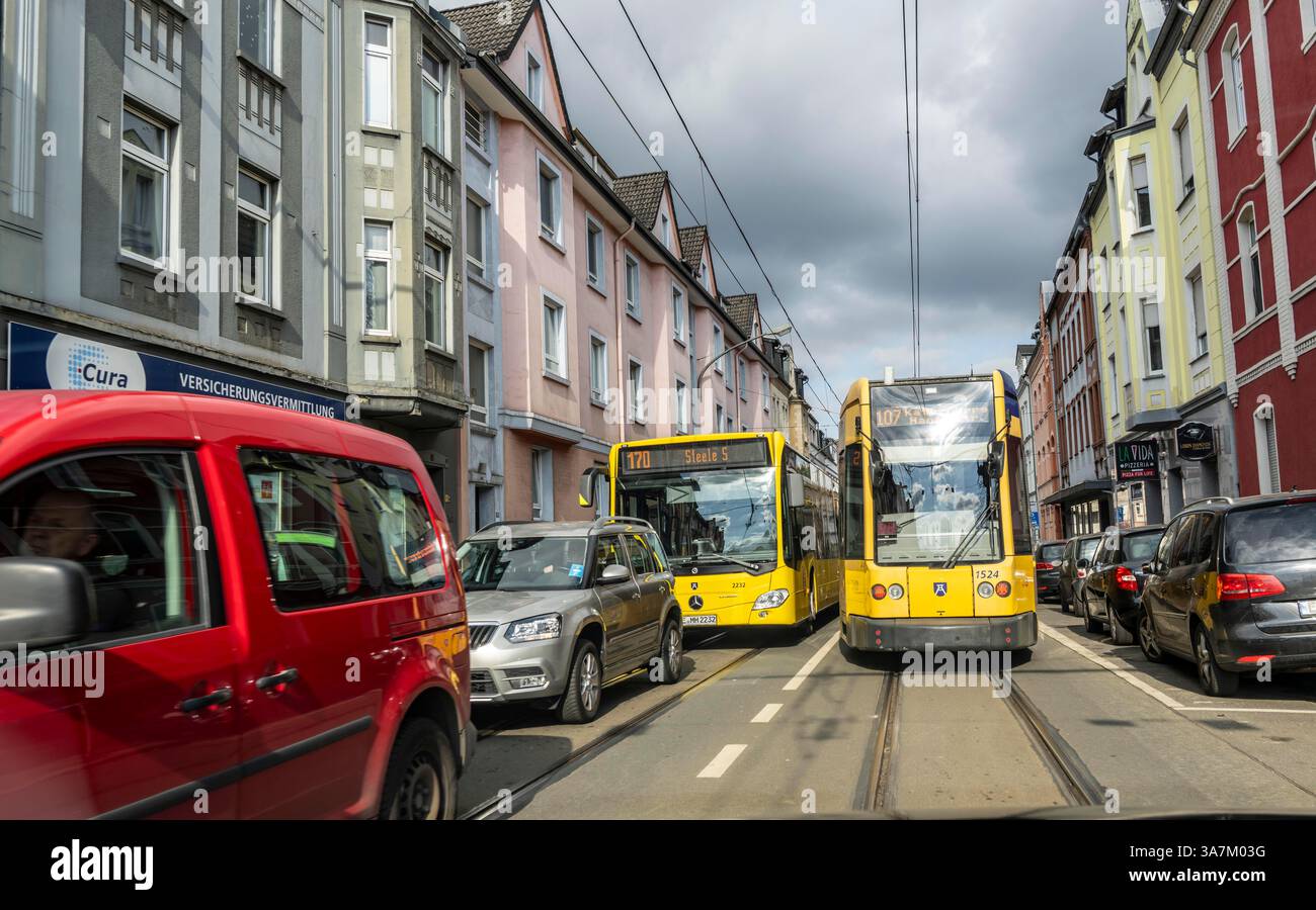 Straßenbahn und Bus im Straßenverkehr, auf der Straße Schonnebeckhöfe ...