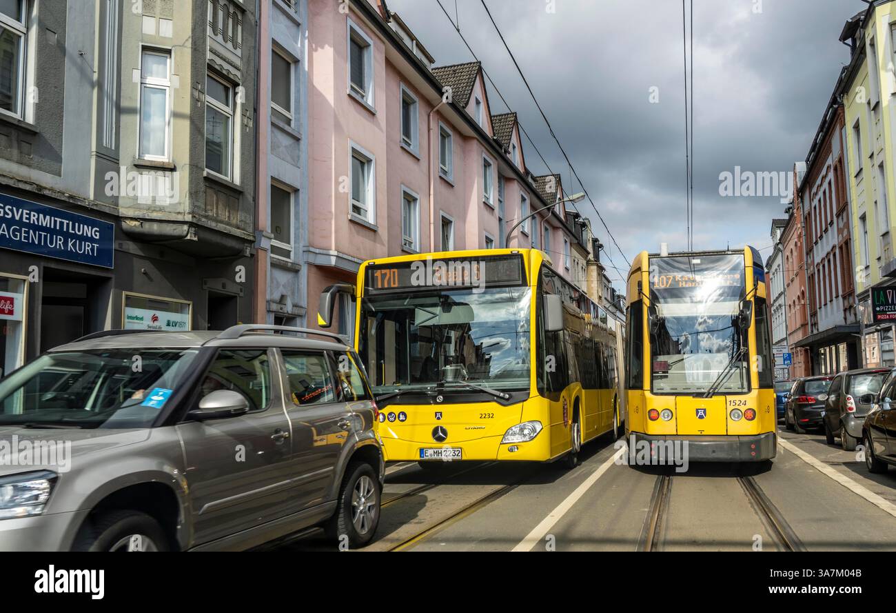 Straßenbahn und Bus im Straßenverkehr, auf der Straße Schonnebeckhöfe ...