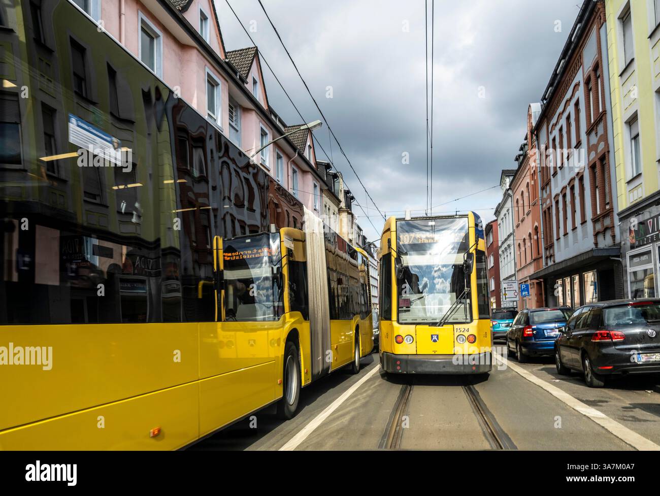 Straßenbahn und Bus im Straßenverkehr, auf der Straße Schonnebeckhöfe ...