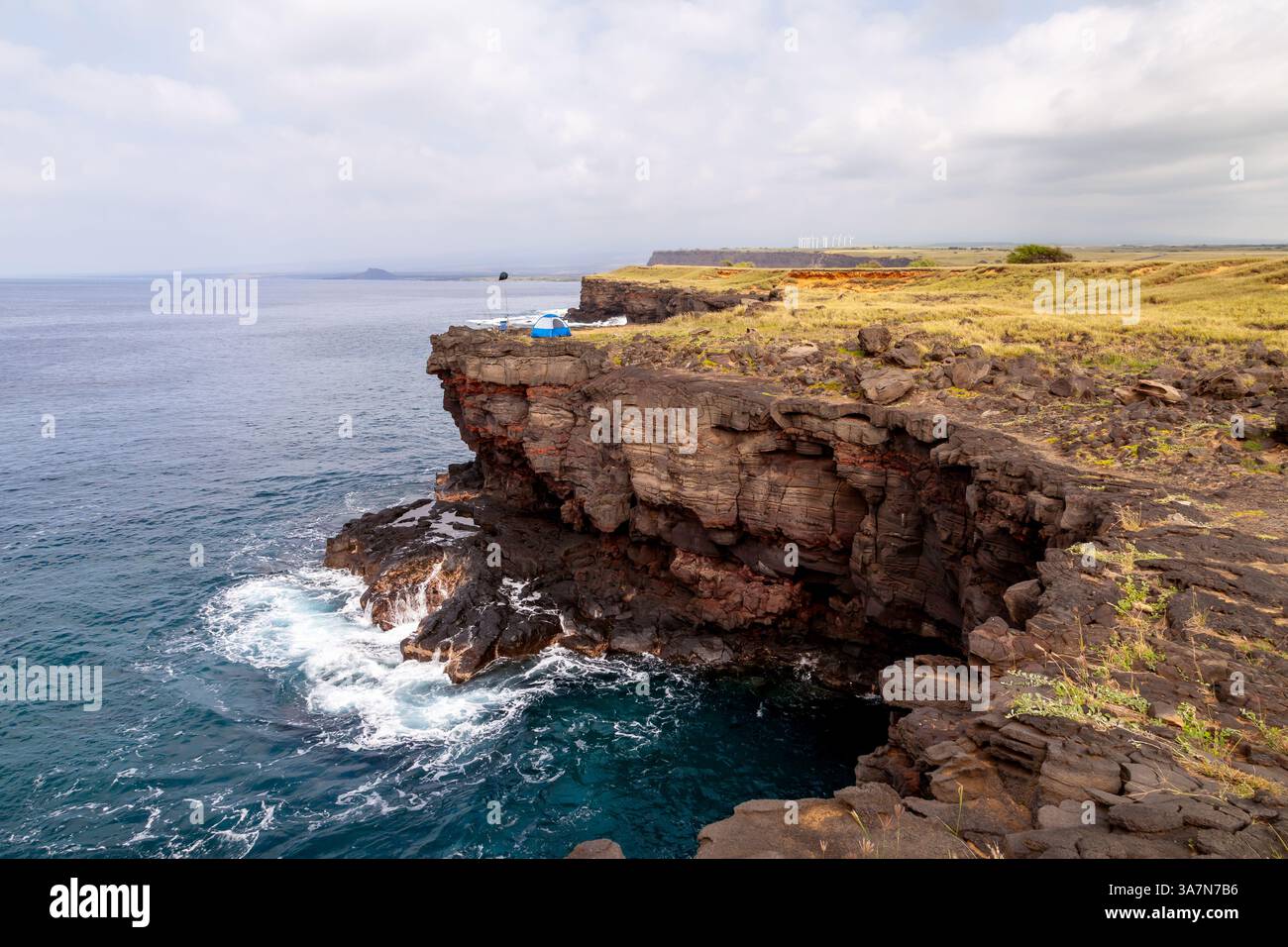 Cliffs rise above water wind hi-res stock photography and images - Alamy