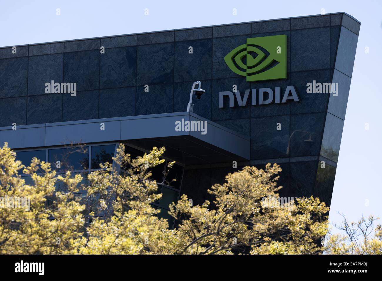 英伟达股票下跌分析：AI估值担忧与市场影响