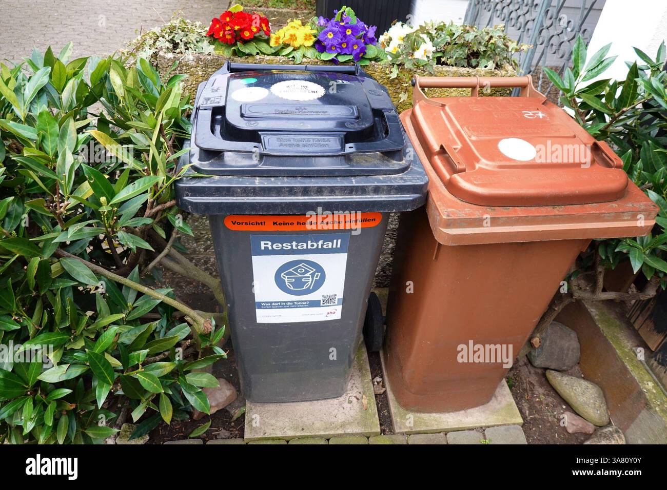 Mülltonnen in Hannover - gesehen am 27.03.2025 Restabfall und BIO Tone ...