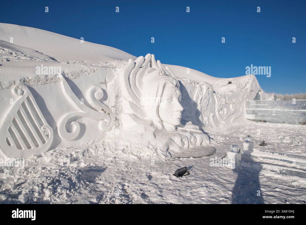 detailed-snow-sculpture-of-a-female-face-stock-photo-alamy