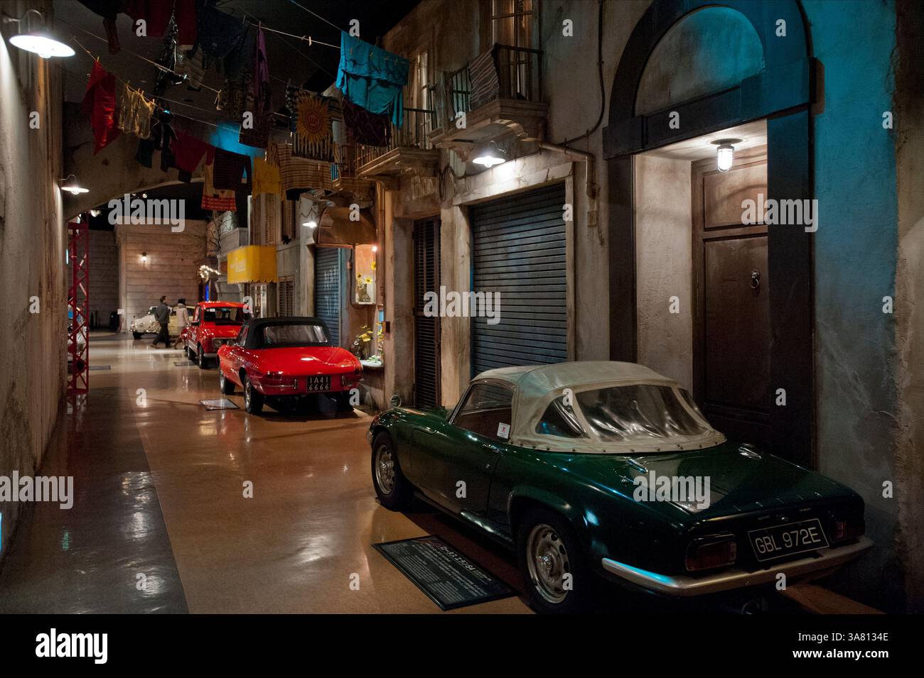 Vintage garage doors hi-res stock photography and images - Alamy