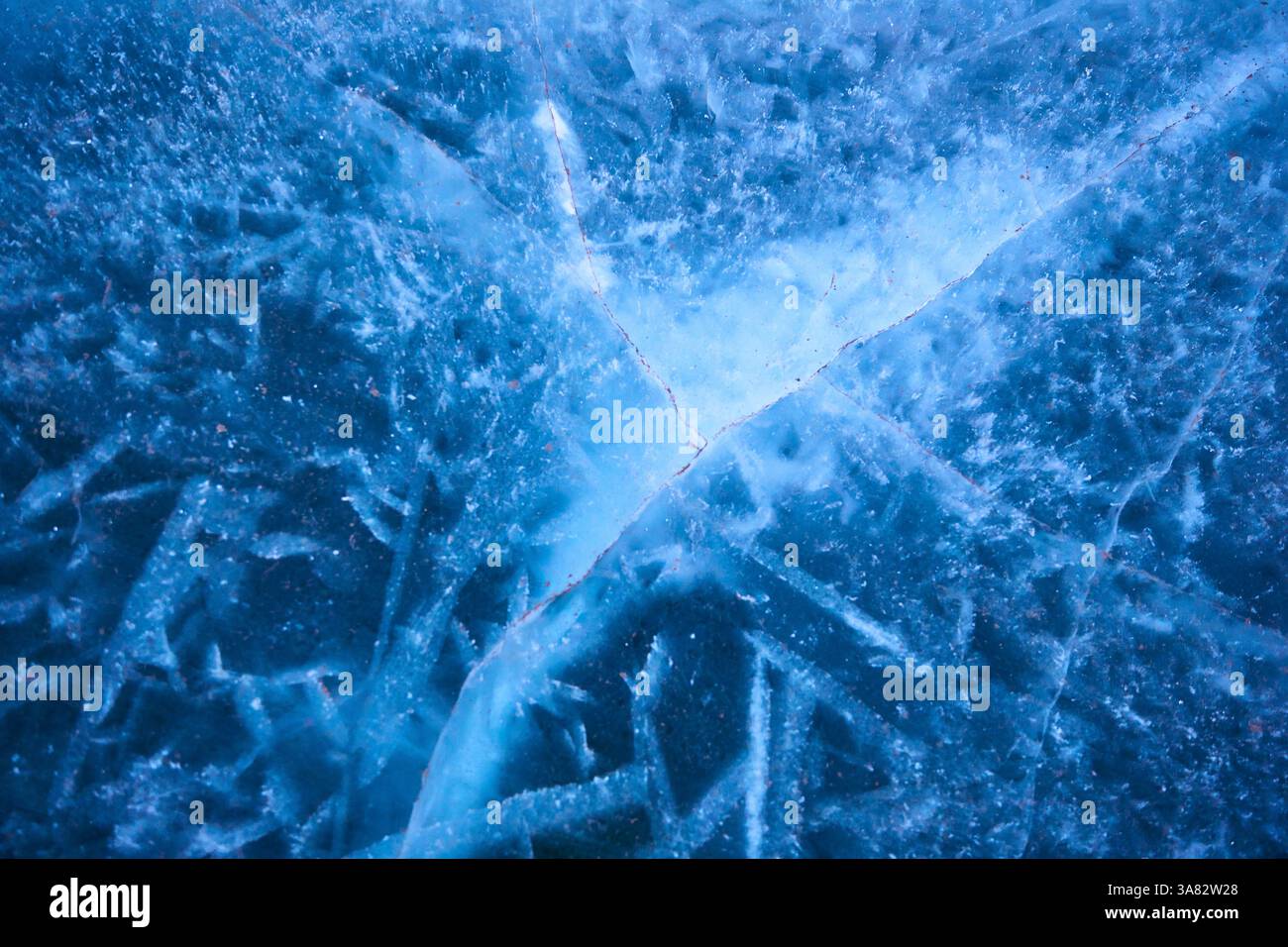 Looping Ice Pattern Ice Cracks and Patterns on Frozen Lake Stock Photo - Alamy