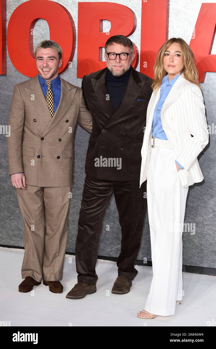 Guy Ritchie Paramount Rocco Ritchie, Guy Ritchie und Jaqui Ainsley bei der Premiere der ...