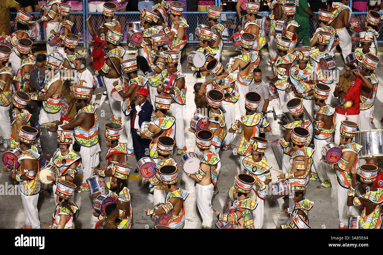 Rio ''samba school'' drum parade hi-res stock photography and images ...