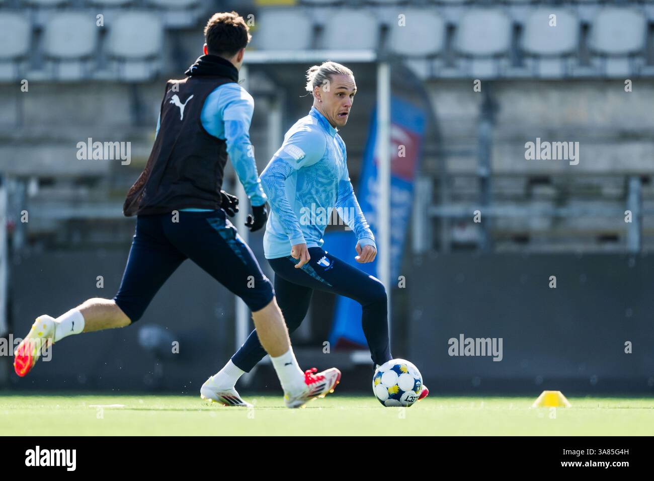 250328 Malm FFs Arnor Sigurdsson Under En Fotbollstr ning Med Malm FF 250328 Malm FFs Arnor Sigurdsson Under En Fotbollstr ning Med Malm FF