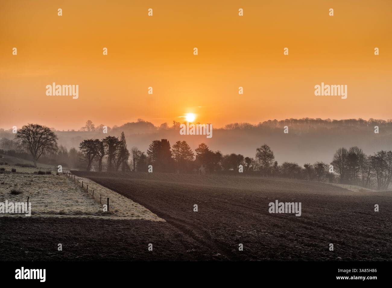 Golden sunrise illuminating misty clouds hi-res stock photography and ...