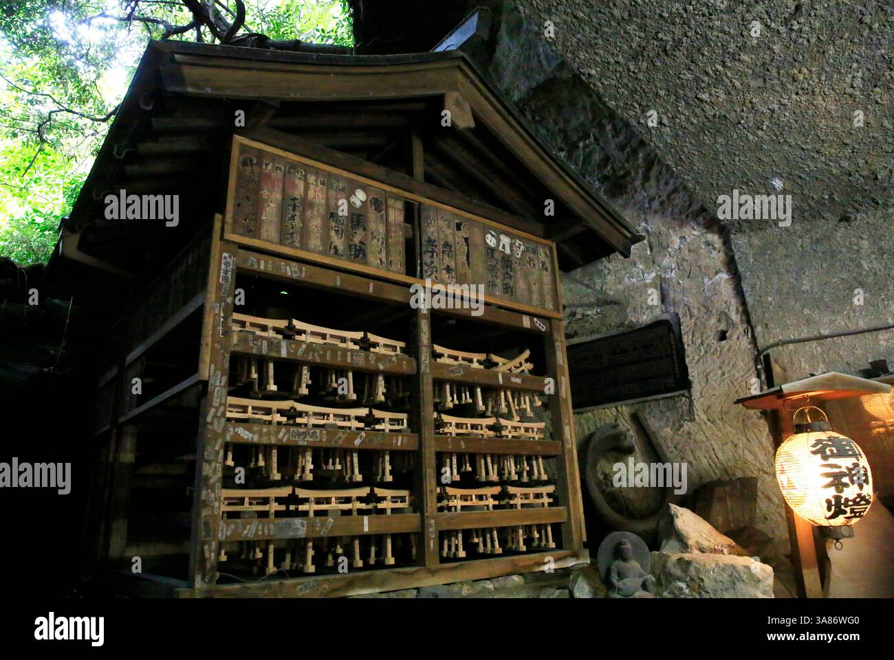 Rural japan temple hi-res stock photography and images - Alamy