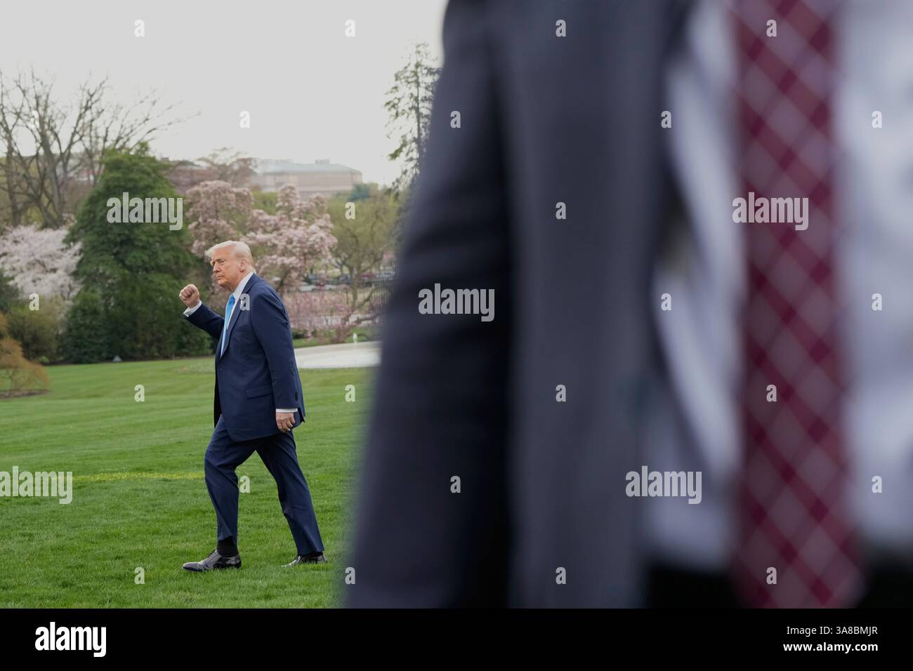 President Donald Trump walks from the Oval Office to board Marine One ...