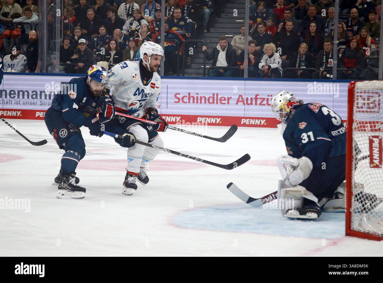 Muenchen, Deutschland. 28th Mar, 2025. William BUTCHER (Muenchen), Kris ...