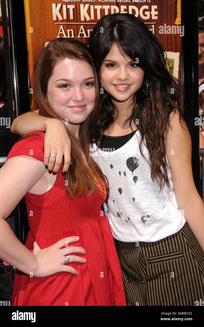 Selena gomez and jennifer stone hi-res stock photography and images - Alamy