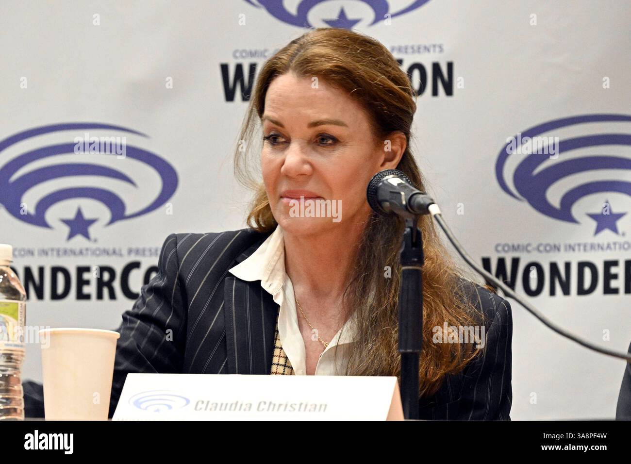 Claudia Christian beim Panel zur Netflix Animationsserie Blood of Zeus ...