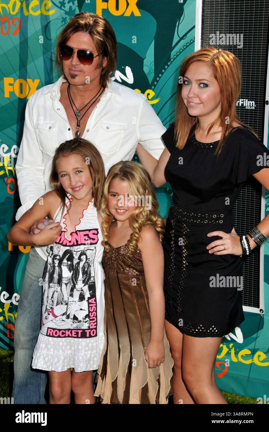 Noah cyrus and emily grace reaves hi-res stock photography and images -  Alamy, image size:867x1390