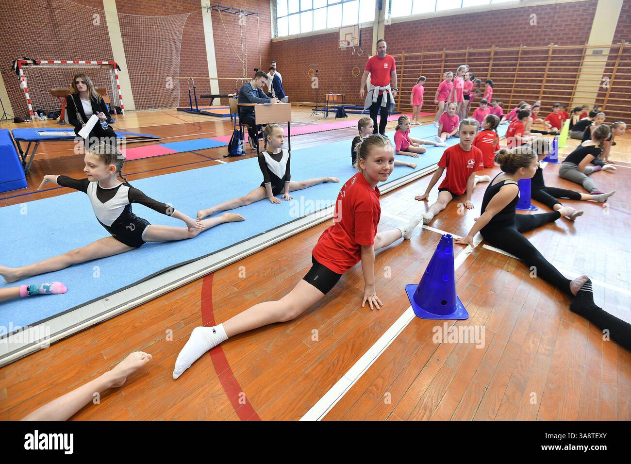 Cakovec, Croatia. 29th Mar, 2025. Participants create splits during ...