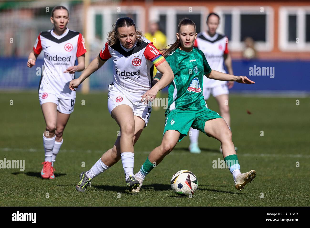 v.li. Tanja Pawollek (Eintracht Frankfurt, 31) und Tuana Mahmoud (SV Werder Bremen, 10) im