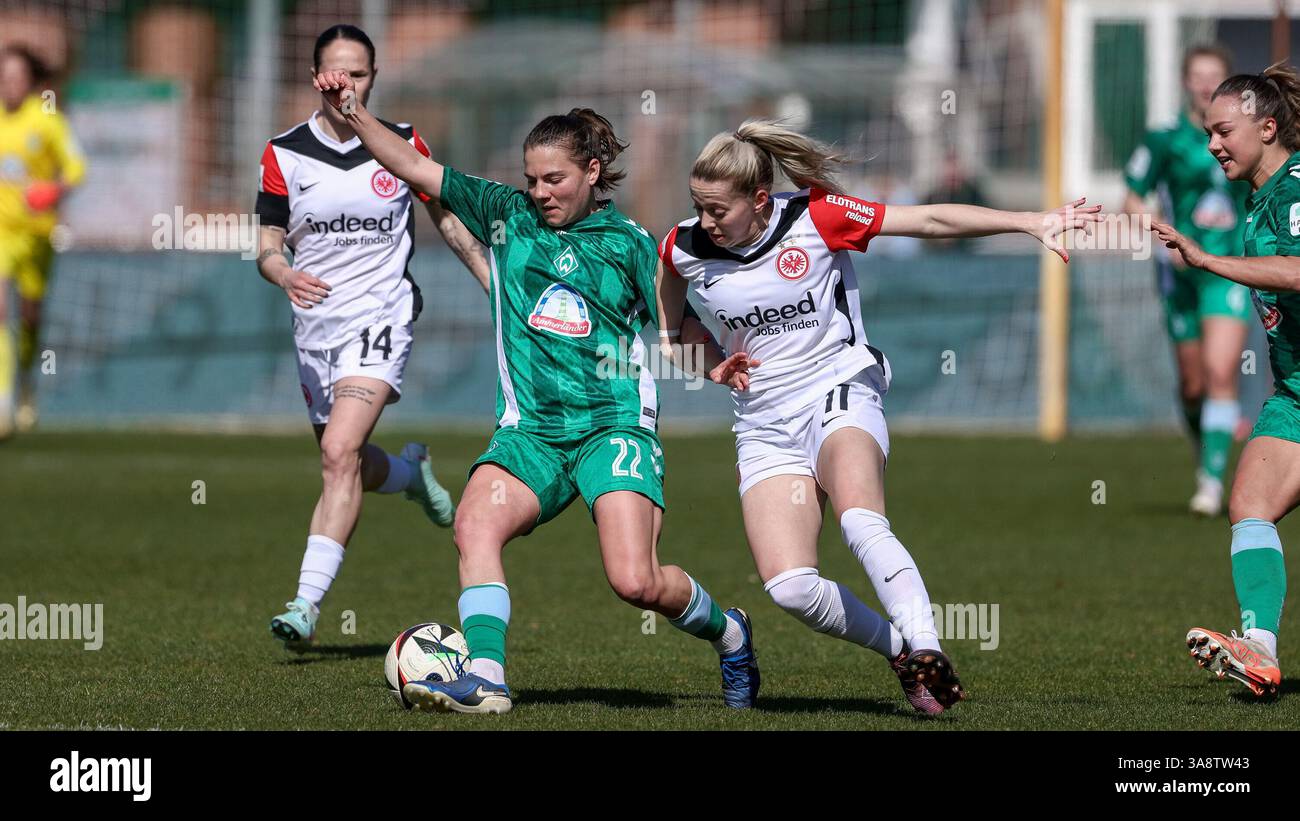 v.li. Rieke Dieckmann (SV Werder Bremen, 22) und Nina Lührßen (Eintracht Frankfurt, 11) im