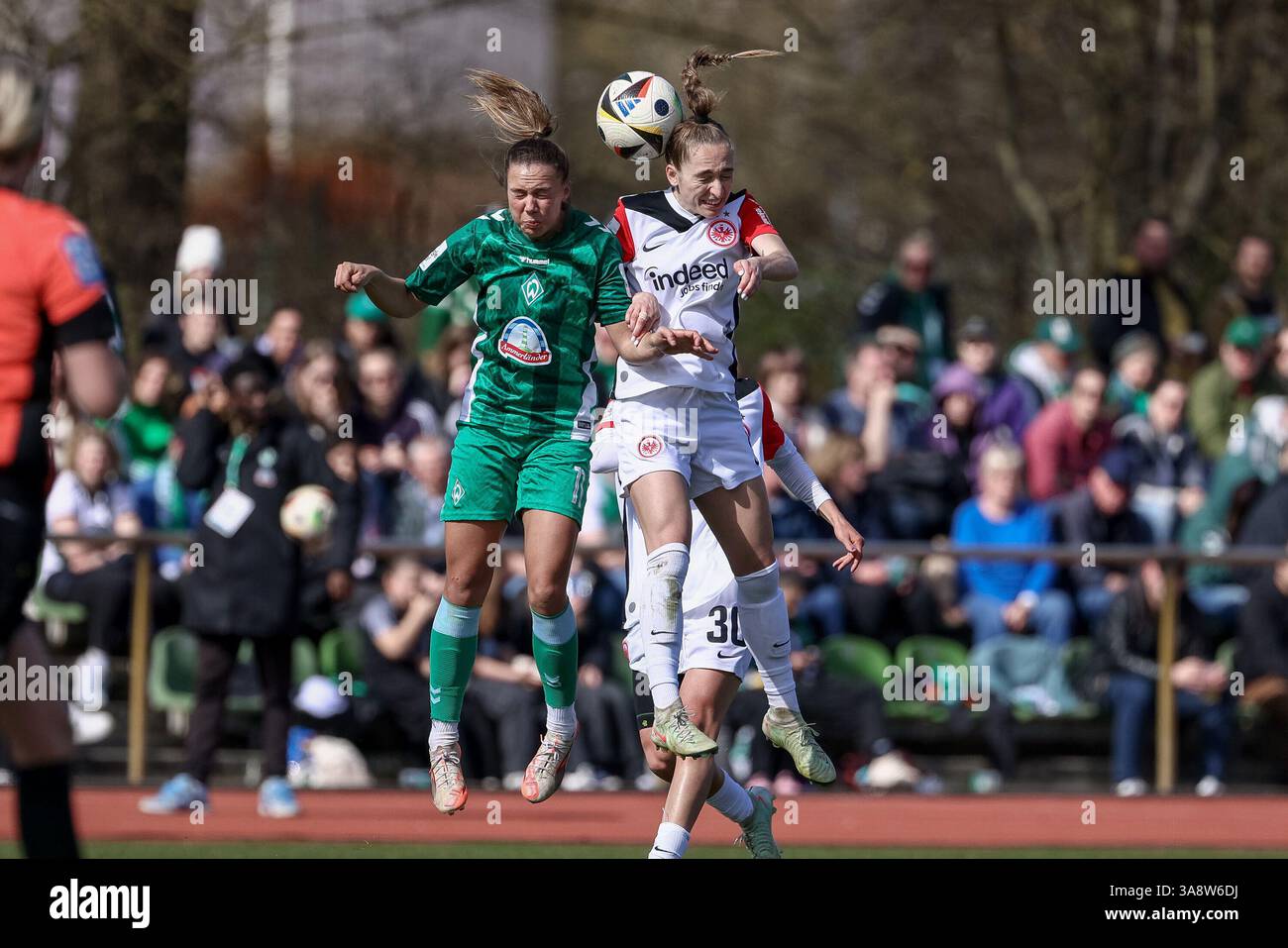 v.li. Maja Sternad (SV Werder Bremen, 11) und Sophia Kleinherne (Eintracht Frankfurt, 4) im