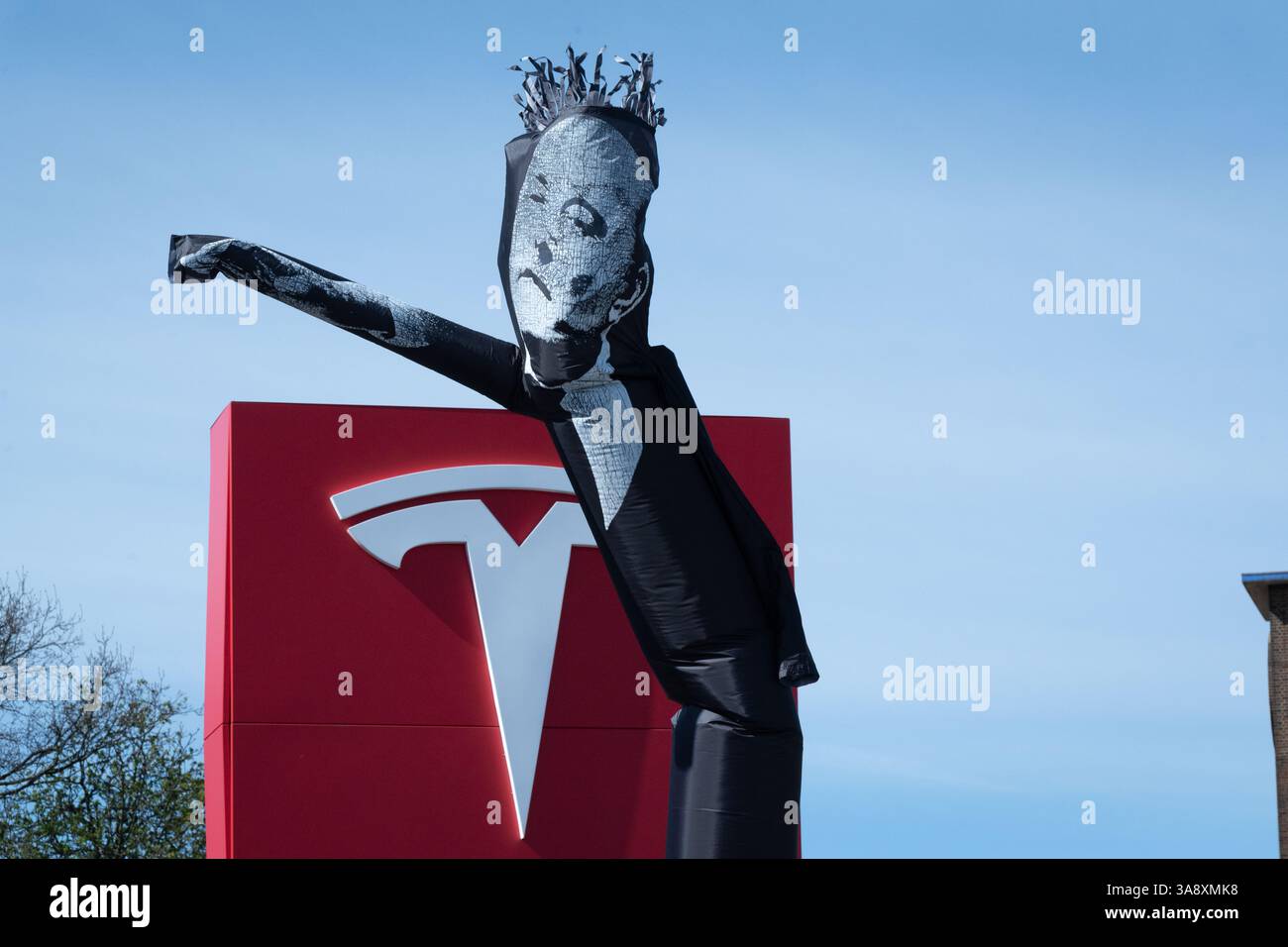London, UK. 29 March, 2025. An inflatable puppet depicting Elon Musk ...