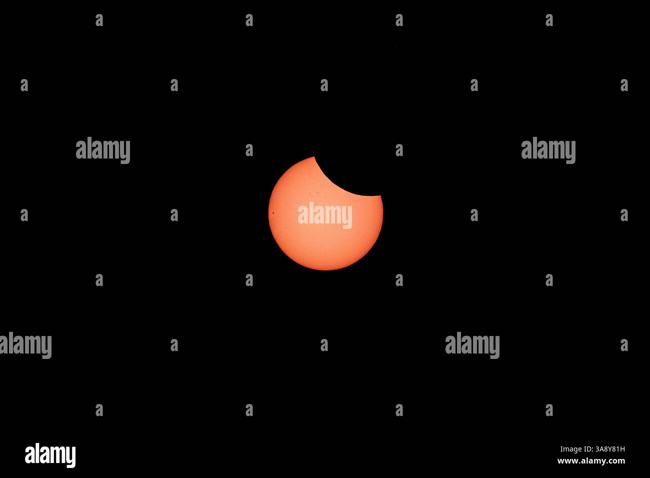 Eclipse parcial de sol en Madrid 29 marzo 2025 Stock Photo - Alamy