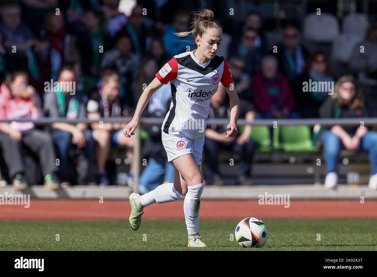 v.li. Sophia Kleinherne (Eintracht Frankfurt, 4) am Ball, Freisteller, Einzelbild, Ganzkörper