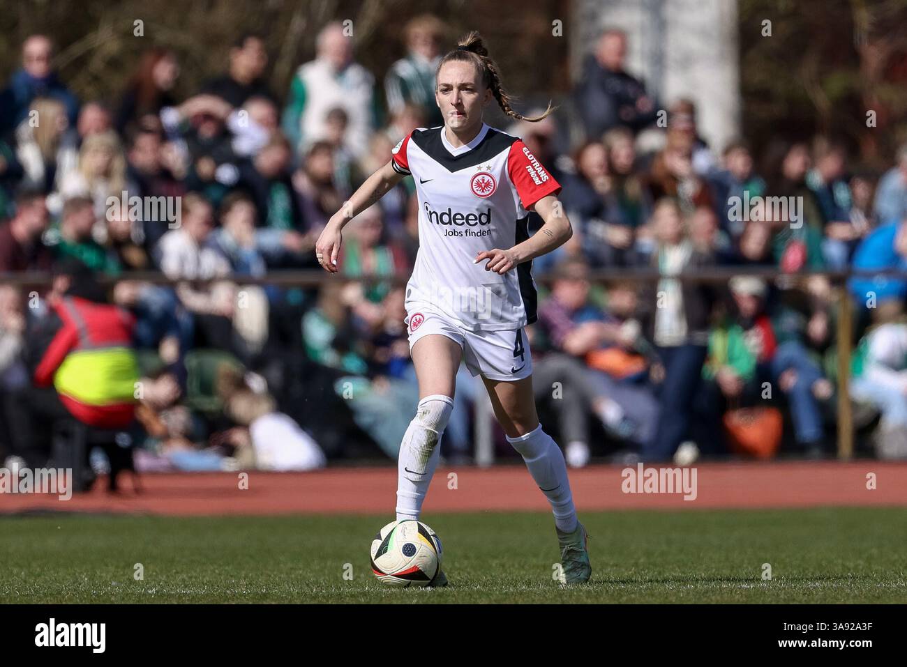 v.li. Sophia Kleinherne (Eintracht Frankfurt, 4) am Ball, Freisteller, Einzelbild, Ganzkörper