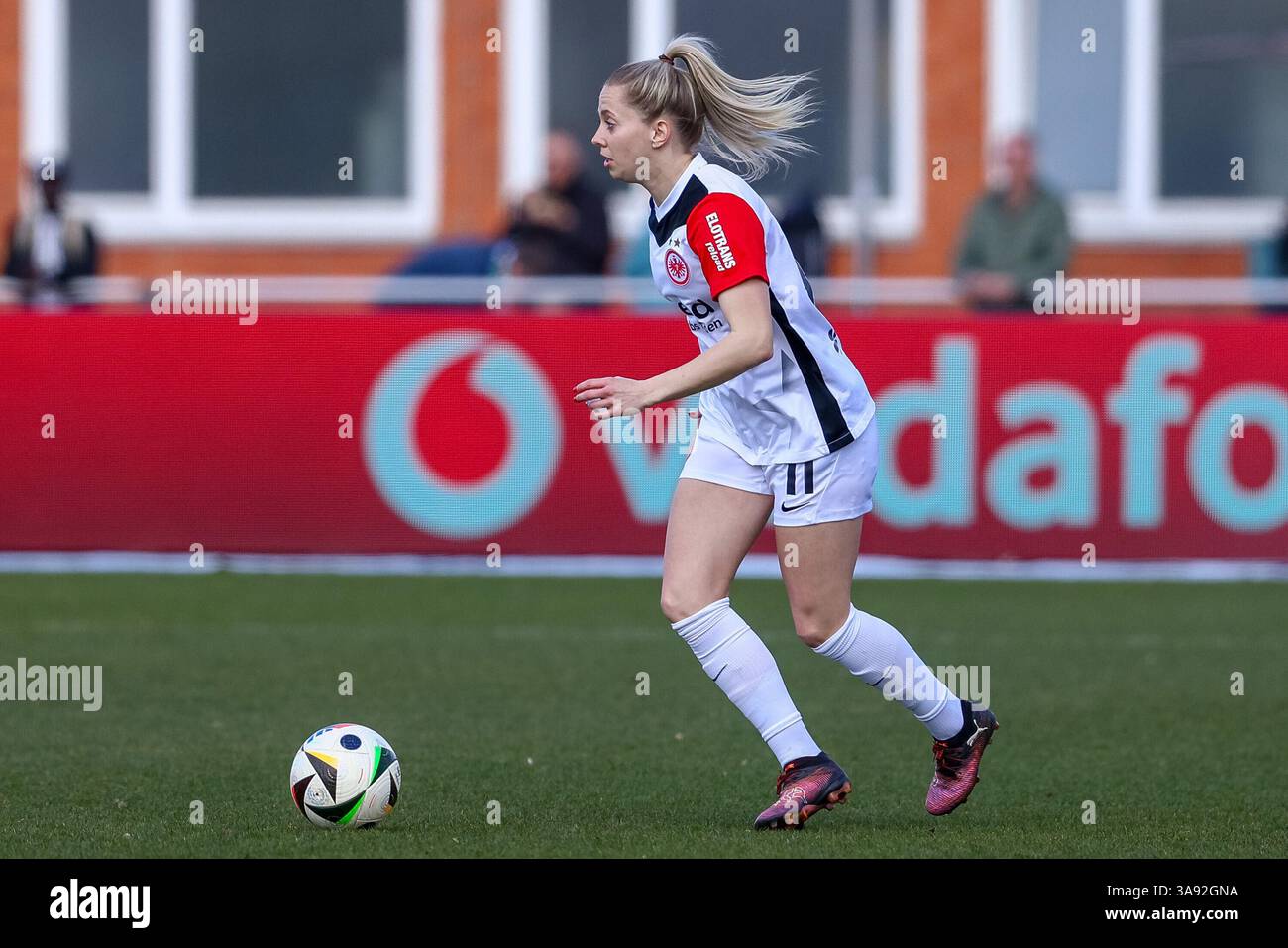 v.li. Nina Lührßen (Eintracht Frankfurt, 11) am Ball, Freisteller, Einzelbild, Ganzkörper