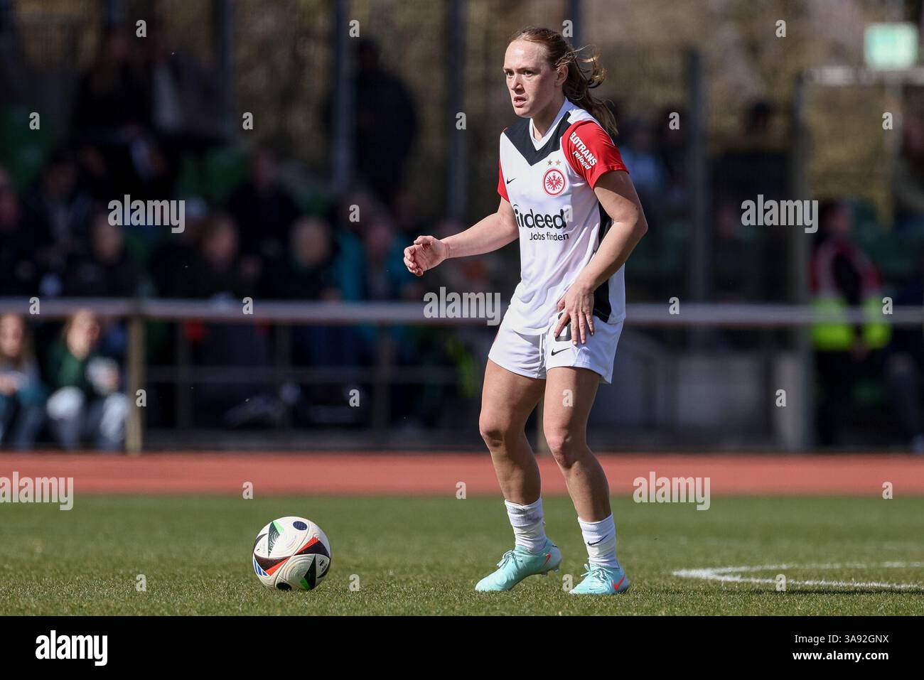 v.li. Lisanne Gräwe (Eintracht Frankfurt, 8) am Ball, Freisteller, Einzelbild, Ganzkörper